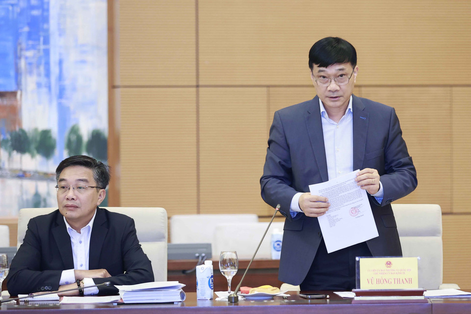 Chủ nhiệm Ủy ban Kinh tế của Quốc hội Vũ Hồng Thanh báo cáo một số vấn đề lớn của dự án Luật Hợp tác xã (sửa đổi). (Ảnh: Doãn Tấn/TTXVN)