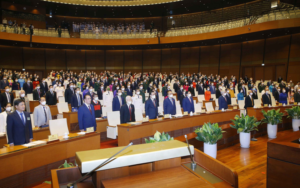 Lãnh đạo Đảng, Nhà nước và đại biểu Quốc hội thực hiện nghi lễ chào cờ tại lễ khai mạc. (Ảnh: Doãn Tấn/TTXVN)