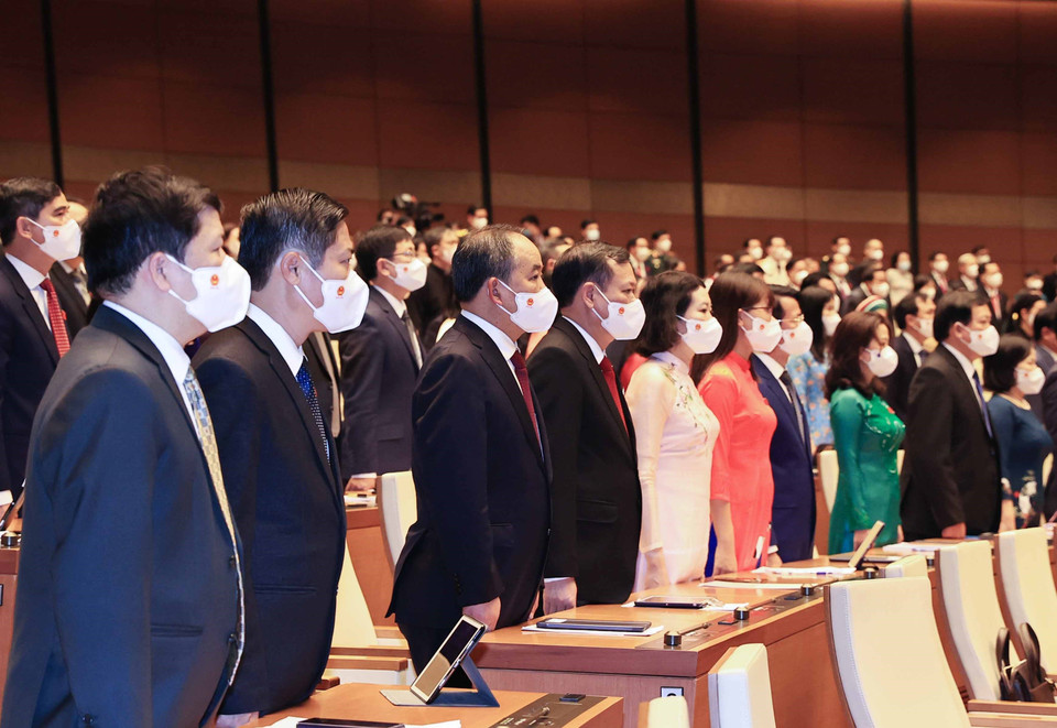 Các đại biểu thực hiện nghi lễ chào cờ. (Ảnh: Thống Nhất/TTXVN)