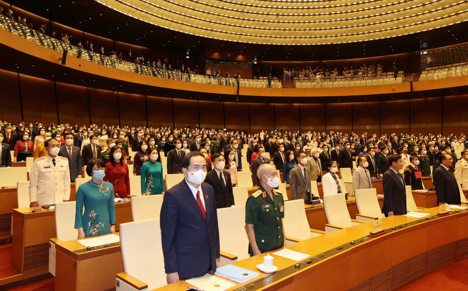Các đồng chí lãnh đạo Đảng, Nhà nước, đại biểu Quốc hội thực hiện nghi lễ chào cờ tại Lễ khai mạc. (Ảnh: Trí Dũng/TTXVN)