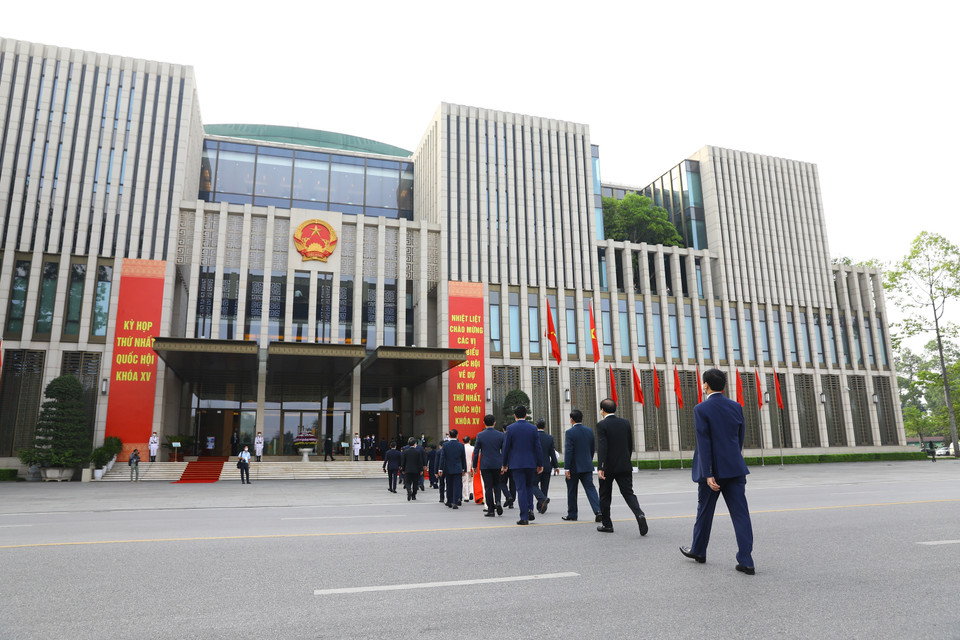 Các Đại biểu Quốc hội đến dự Kỳ họp thứ nhất, Quốc hội khóa XIV. (Ảnh: Nguyễn Điệp/TTXVN)