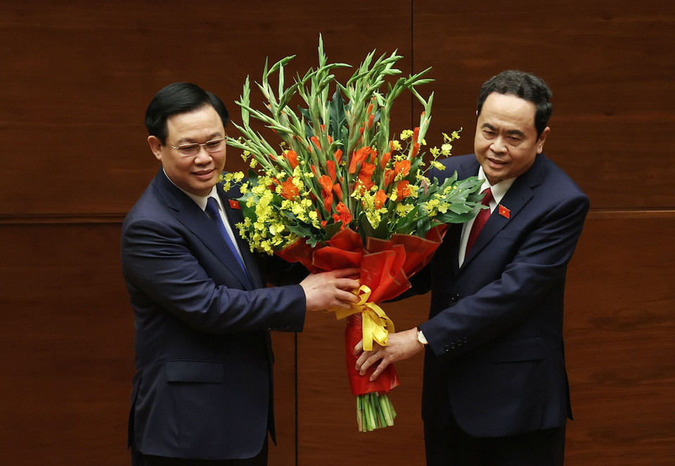 Phó Chủ tịch Thường trực Quốc hội khóa XIV Trần Thanh Mẫn tặng hoa chúc mừng Chủ tịch Quốc hội Vương Đình Huệ. (Ảnh: Dương Giang/TTXVN)