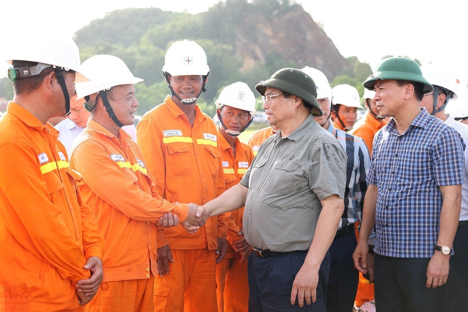 Thủ tướng Phạm Minh Chính thăm, động viên công nhân thi công kéo dây khoảng néo 109-117 thuộc Dự án đường dây 500 kV mạch 3 tại xã Cầu Lộc, huyện Hậu Lộc, tỉnh Thanh Hóa. (Ảnh: Dương Giang/TTXVN)