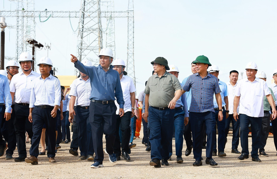 Thủ tướng Phạm Minh Chính kiểm tra tiến độ thi công Dự án Trạm biến áp 500 kV Thanh Hóa tại xã Thiệu Phúc, huyện Thiệu Hóa, tỉnh Thanh Hóa. (Ảnh: Dương Giang/TTXVN)