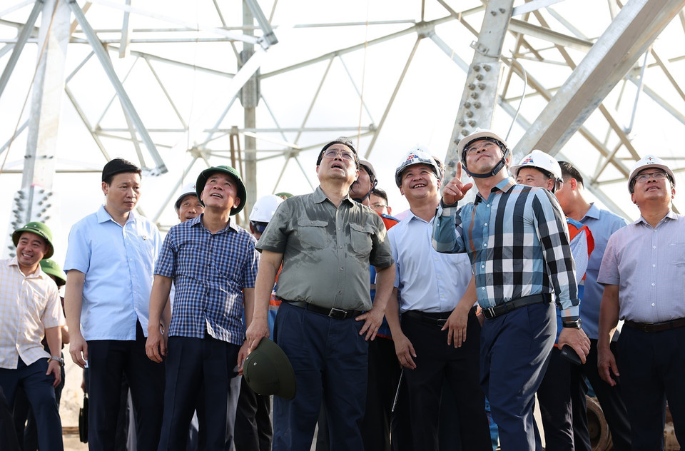 Thủ tướng Phạm Minh Chính kiểm tra công trường thi công kéo dây khoảng néo 109-117 thuộc Dự án đường dây 500 kV mạch 3 tại xã Cầu Lộc, huyện Hậu Lộc, tỉnh Thanh Hóa. (Ảnh: Dương Giang/TTXVN)