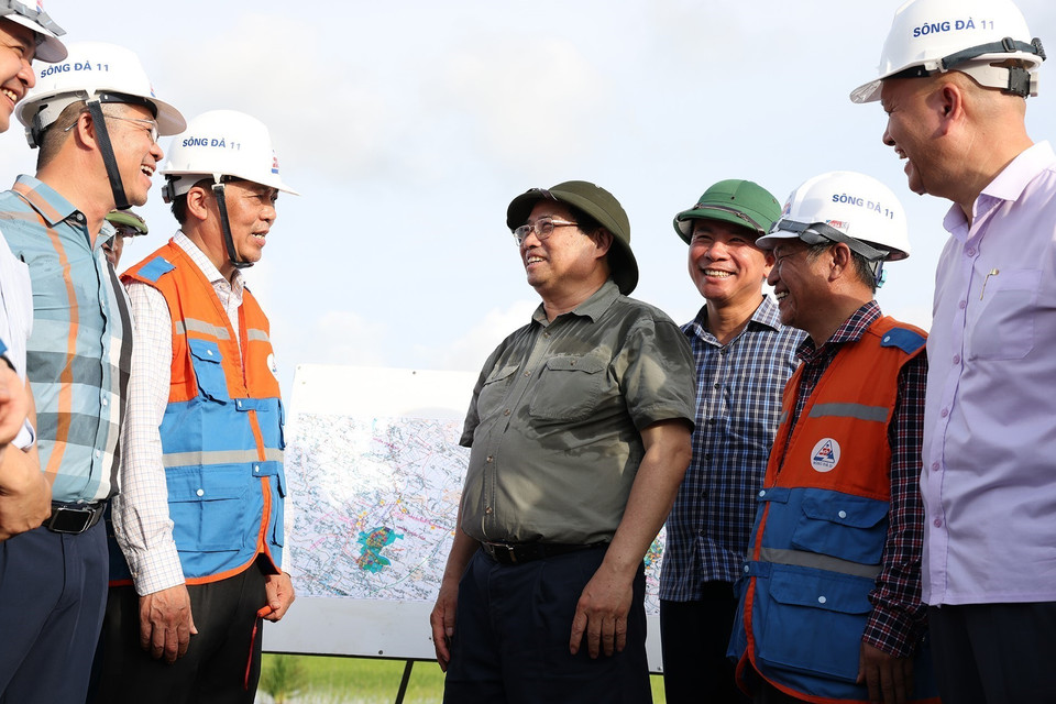 Thủ tướng Phạm Minh Chính kiểm tra công trường thi công kéo dây khoảng néo 109-117 thuộc Dự án đường dây 500 kV mạch 3 tại xã Cầu Lộc, huyện Hậu Lộc, tỉnh Thanh Hóa. (Ảnh: Dương Giang/TTXVN)