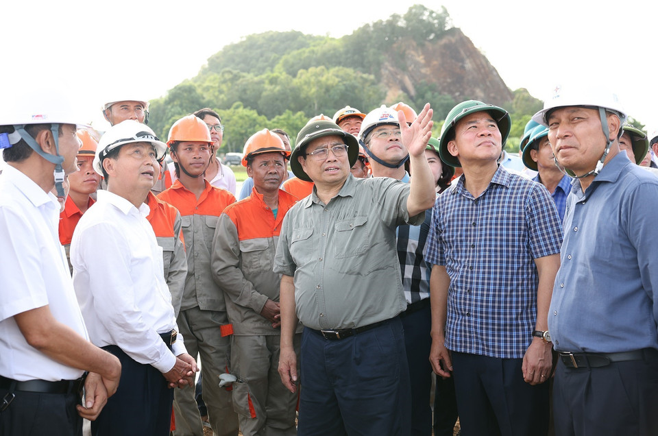 Thủ tướng Phạm Minh Chính thăm, động viên công nhân thi công kéo dây khoảng néo 109-117 thuộc Dự án đường dây 500 kV mạch 3 tại xã Cầu Lộc, huyện Hậu Lộc, tỉnh Thanh Hóa. (Ảnh: Dương Giang/TTXVN)