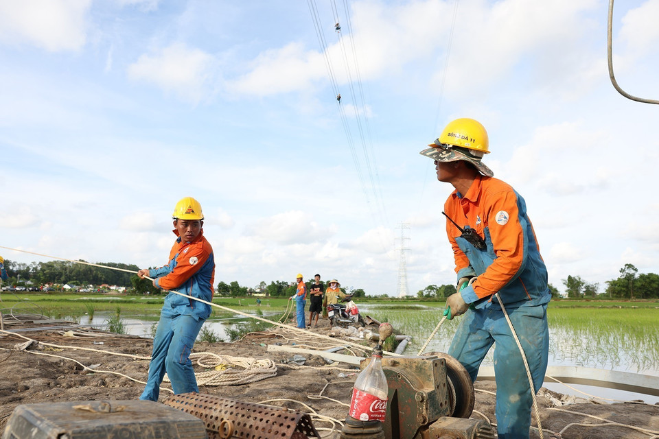 Công trường thi công Dự án cột VT117 (trong cụm bao gồm 7 cột đỡ và 2 cột néo, 08 khoảng cột) thuộc Dự án đường dây Nam Định I – Thanh Hóa. (Ảnh: Dương Giang/TTXVN)