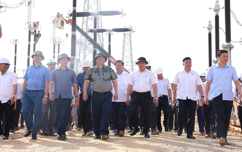 Thủ tướng Phạm Minh Chính kiểm tra tiến độ thi công Dự án Trạm biến áp 500 kV Thanh Hóa tại xã Thiệu Phúc, huyện Thiệu Hóa, tỉnh Thanh Hóa. (Ảnh: Dương Giang/TTXVN)