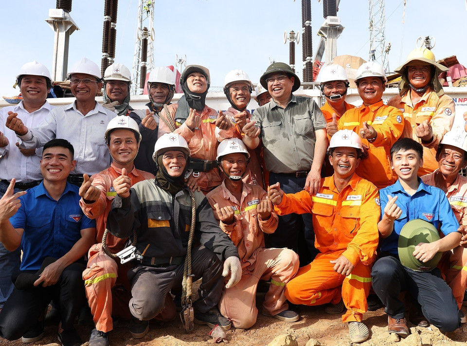 Thủ tướng Phạm Minh Chính với công nhân các đơn vị thi công Dự án Trạm biến áp 500 kV Thanh Hóa. (Ảnh: Dương Giang/TTXVN)
