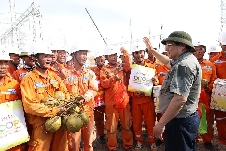 Thủ tướng Phạm Minh Chính động viên công nhân thi công Dự án Trạm biến áp 500 kV Thanh Hóa tại xã Thiệu Phúc, huyện Thiệu Hóa, tỉnh Thanh Hóa. (Ảnh: Dương Giang/TTXVN)