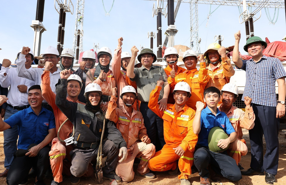 Thủ tướng Phạm Minh Chính và các đơn vị thi công thể hiện quyết tâm hoàn thành Dự án Trạm biến áp 500 kV Thanh Hóa đúng tiến độ. (Ảnh: Dương Giang/TTXVN)