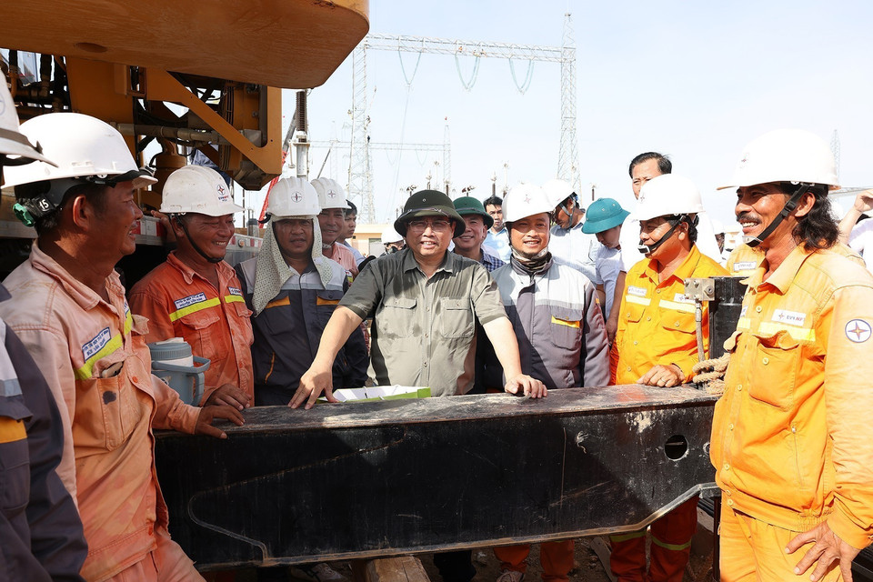 Thủ tướng Phạm Minh Chính động viên công nhân thi công Dự án Trạm biến áp 500 kV Thanh Hóa tại xã Thiệu Phúc, huyện Thiệu Hóa, tỉnh Thanh Hóa. (Ảnh: Dương Giang/TTXVN)