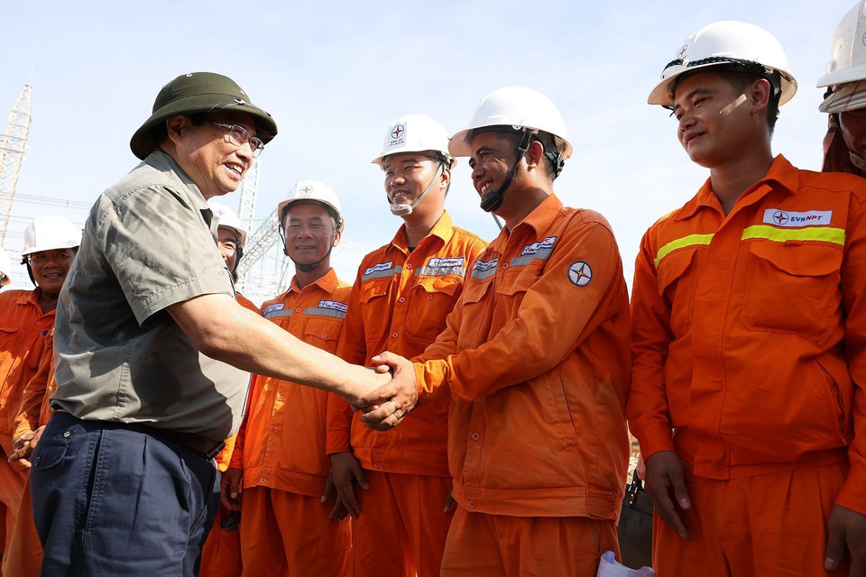 Thủ tướng Phạm Minh Chính động viên công nhân thi công Dự án Trạm biến áp 500 kV Thanh Hóa tại xã Thiệu Phúc, huyện Thiệu Hóa, tỉnh Thanh Hóa. (Ảnh: Dương Giang/TTXVN)
