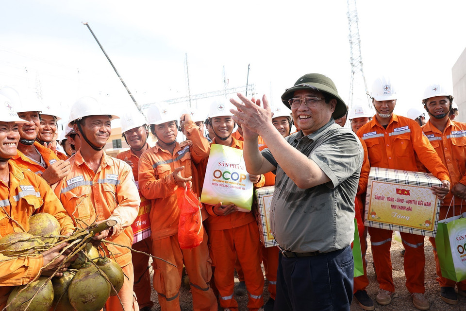 Thủ tướng Phạm Minh Chính động viên công nhân thi công Dự án Trạm biến áp 500 kV Thanh Hóa tại xã Thiệu Phúc, huyện Thiệu Hóa, tỉnh Thanh Hóa. (Ảnh: Dương Giang/TTXVN)