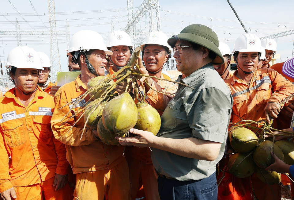 Thủ tướng Phạm Minh Chính động viên công nhân thi công Dự án Trạm biến áp 500 kV Thanh Hóa tại xã Thiệu Phúc, huyện Thiệu Hóa, tỉnh Thanh Hóa. (Ảnh: Dương Giang/TTXVN)