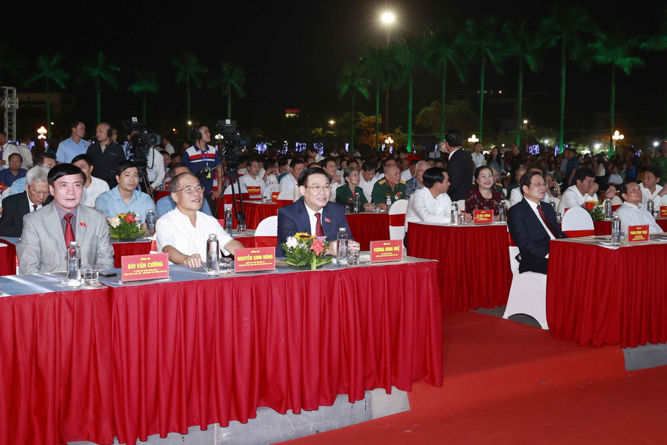 Chủ tịch Quốc hội Vương Đình Huệ và nguyên Chủ tịch Quốc hội Nguyễn Sinh Hùng cùng đại biểu dự Lễ kỷ niệm. (Ảnh: Doãn Tấn/TTXVN)