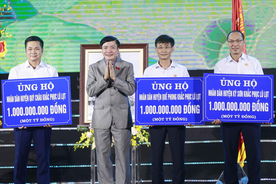 Tổng thư ký Quốc hội, Chủ nhiệm Văn phòng Quốc hội Bùi Văn Cường trao biển tượng trưng ủng hộ cho nhân dân 3 huyện Quỳ Châu, Quế Phong và Kỳ Sơn, mỗi huyện 1 tỷ đồng nhằm góp phần hỗ trợ, khắc phục hậu quả thiên tai. (Ảnh: Doãn Tấn/TTXVN)