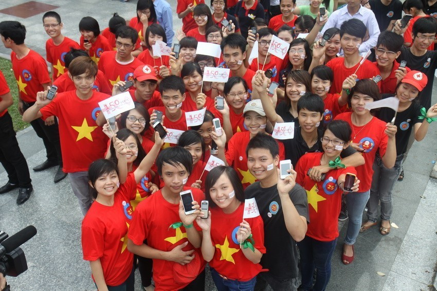 Các thành viên nhắn tin gây quỹ Dự án ngân hàng bò ủng hộ người nghèo của Hội Chữ thập Đỏ Việt Nam (5/5/2013). (Ảnh: Thanh Tùng/TTXVN)