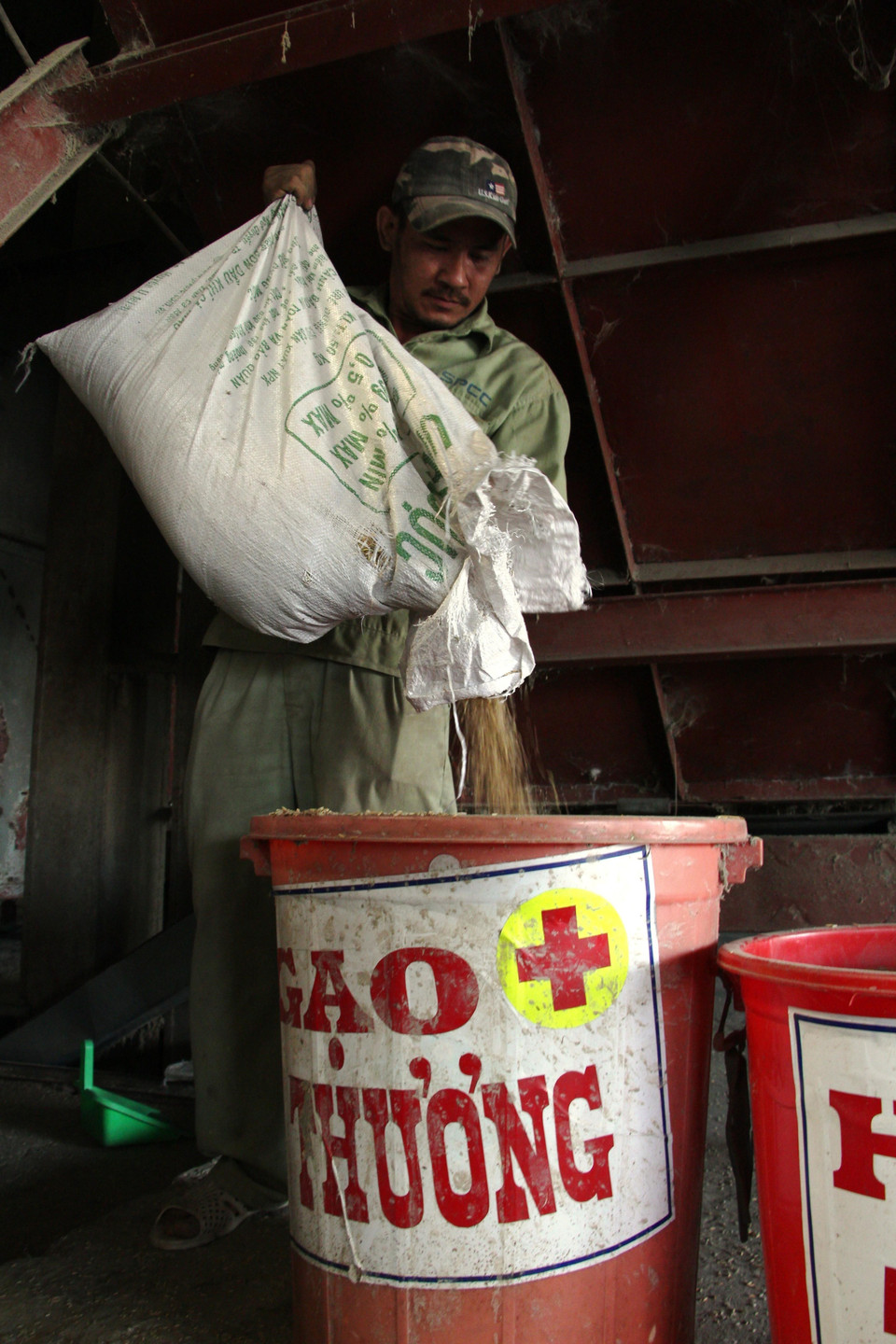 Các cơ sở xay xát gạo đều đặn ủng hộ gạo cho "hũ gạo tình thương" 15 năm qua, hằng tháng, những hộ nghèo trên địa bàn xã Tân Hòa, huyện Châu Thành A, tỉnh Hậu Giang, đều nhận được hỗ trợ từ những hũ gạo tình thương của Hội Chữ thập Đỏ xã Tân Hòa (Hậu Giang). (Ảnh: Hồng Thái/TTXVN)