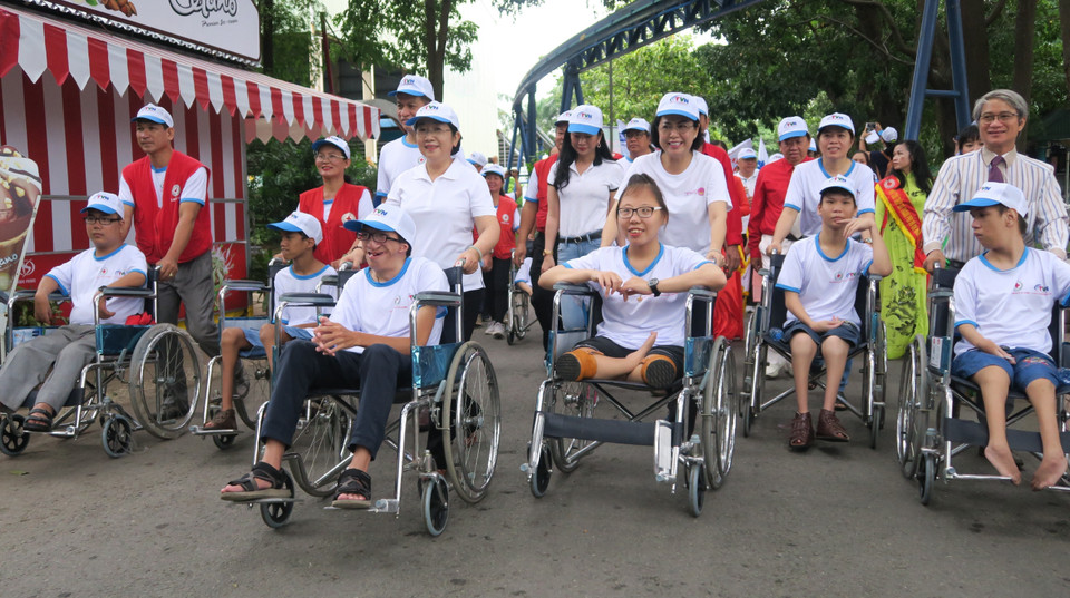 Bà Võ Thị Dung, Phó Bí thư Thành ủy Thành phố Hồ Chí Minh dẫn đầu đoàn đi bộ đồng hành Vì nạn nhân chất độc da cam và người khuyết tật nghèo năm 2019 do Hội Chữ thập Đỏ Thành phố Hồ Chí Minh tổ chức (2019). (Ảnh: Đinh Hằng/TTXVN)