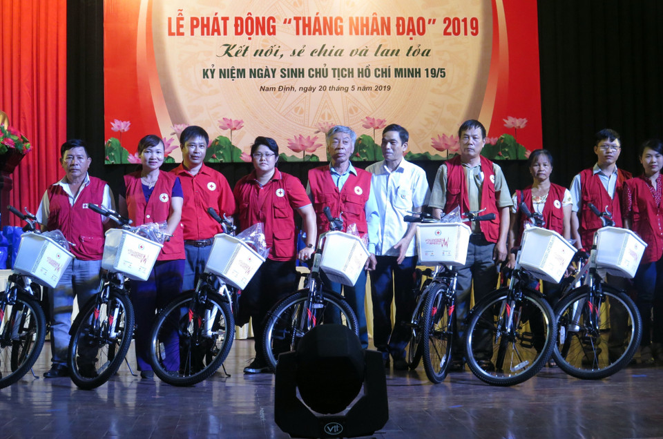 Trao xe đạp, xe lăn cho người nghèo, người khuyết tật tại chương trình Tháng nhân đạo năm 2019 do Hội Chữ thập Đỏ tỉnh Nam Định tổ chức. (Ảnh: Nguyễn Lành/TTXVN)