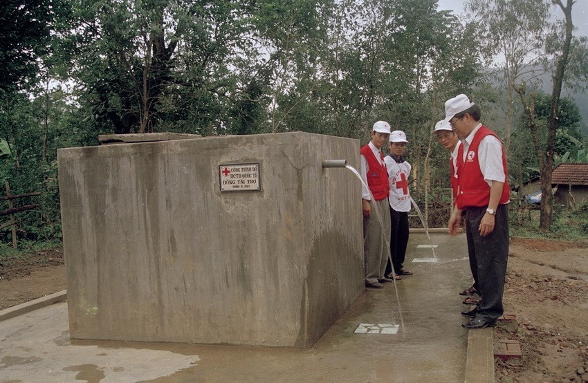 Hội Chữ thập Đỏ Quốc tế và Hội Chữ thập Đỏ Bình Định kiểm tra, nghiệm thu công trình nước sạch phục vụ sinh hoạt cho người dân xã An Hòa, huyện miền nú An Lão (2004). (Ảnh: Phạm Biết/TTXVN)