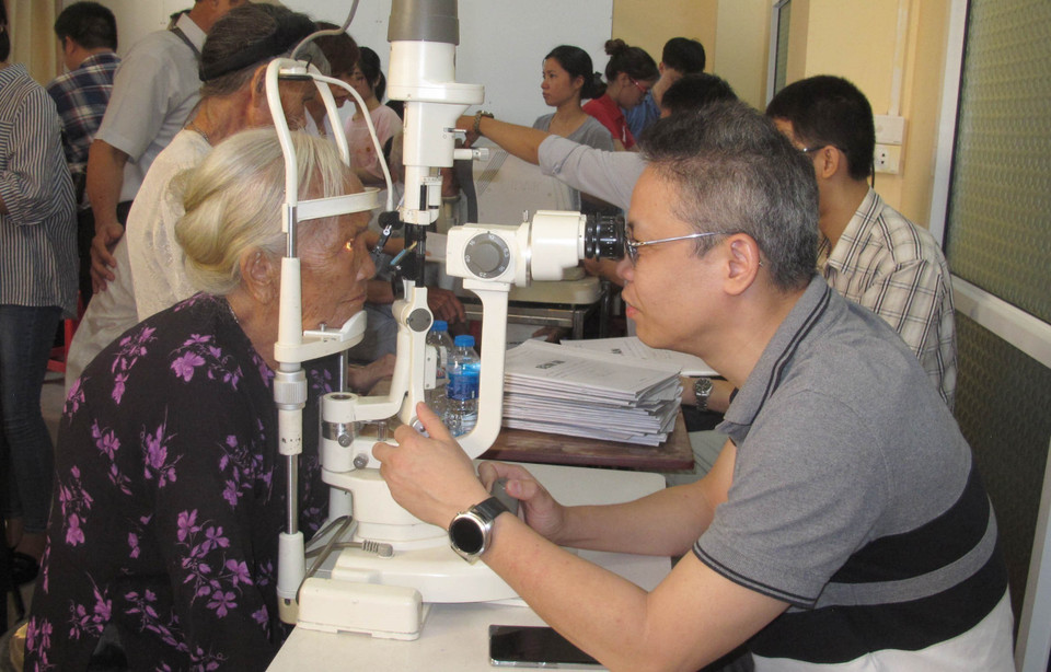 Các bác sỹ Bệnh viện Mắt Trung ương thăm khám, tư vấn cho các trường hợp có bệnh lý về mắt trên địa bàn tỉnh Ninh Bình do Hội Chữ thập Đỏ tỉnh Ninh Bình phối hợp tổ chức. (Ảnh: Thùy Dung/TTXVN)
