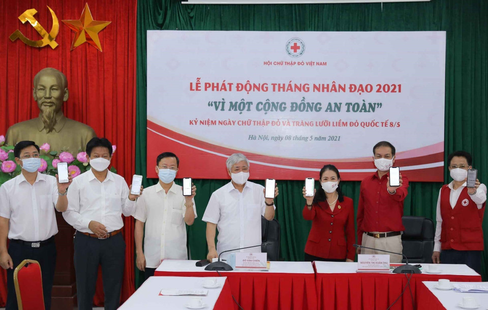 Đại biểu nhắn tin ủng hộ chương trình Giúp người nghèo vùng biên giới xây dựng nhà và sinh kế do Trung ương Hội Chữ thập Đỏ Việt Nam tổ chức (8/5/2021). (Ảnh: Thanh Tùng/TTXVN)