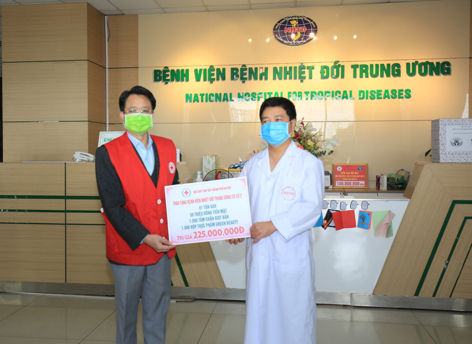 Chủ tịch Hội Chữ thập Đỏ thành phố Hà Nội tặng quà tại Bệnh viện Bệnh Nhiệt đới Trung ương cơ sở 2 trong công tác phòng chống dịch COVID-19. (Ảnh: Nguyễn Cúc/TTXVN)