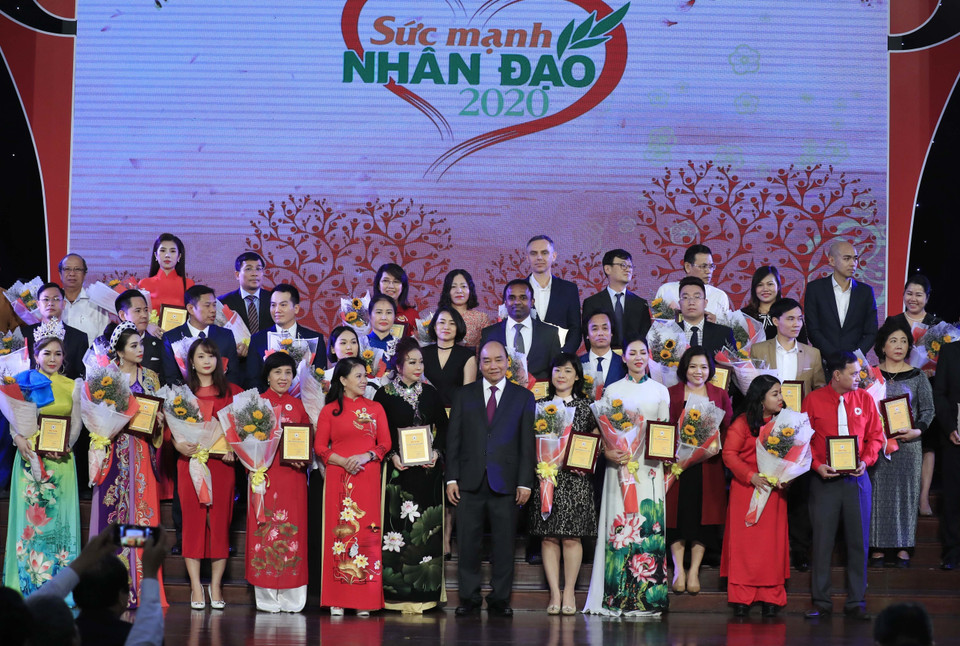 Thủ tướng Nguyễn Xuân Phúc và các nhà tài trợ cho Hội Chữ thập Đỏ Việt Nam tại Chương trình Sức mạnh nhân đạo năm 2020 với chủ đề Tết vì người nghèo và nạn nhân chất độc da cam. (Ảnh: Thống Nhất/TTXVN)