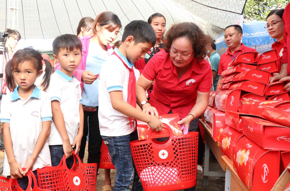 Hội Chữ thập Đỏ Việt Nam phối hợp với Hội Chữ thập Đỏ tỉnh Sơn La và huyện Yên Châu tặng quà cho cho học sinh nghèo Trường Tiểu học Kim Chung, xã Phiêng Khoài, huyện Yên Châu, tỉnh Sơn La. (Ảnh: Quang Quyết/TTXVN)