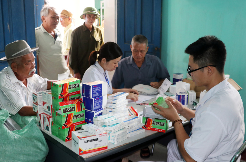 Khám bệnh và cấp thuốc miễn phí cho nạn nhân da cam trên địa bàn tỉnh Nam Định do Trung ương Hội Chữ thập Đỏ Việt Nam tổ chức. (Ảnh: Nguyễn Lành/TTXVN)
