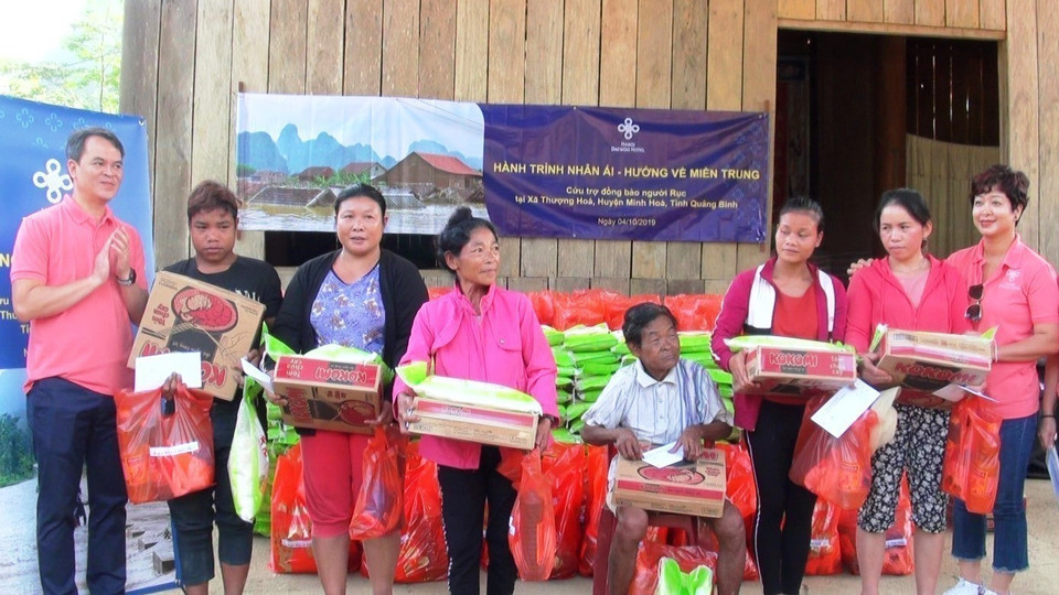 Hội Chữ thập Đỏ tỉnh Quảng Bình phối hợp với Công ty Cổ phần Daeha - Khách sạn Hà Nội DAEWOO trao quà cho đồng bào Rục xã Thượng Hóa, huyện Minh Hóa, tỉnh Quảng Bình (2019). (Ảnh: Võ Dung/TTXVN)