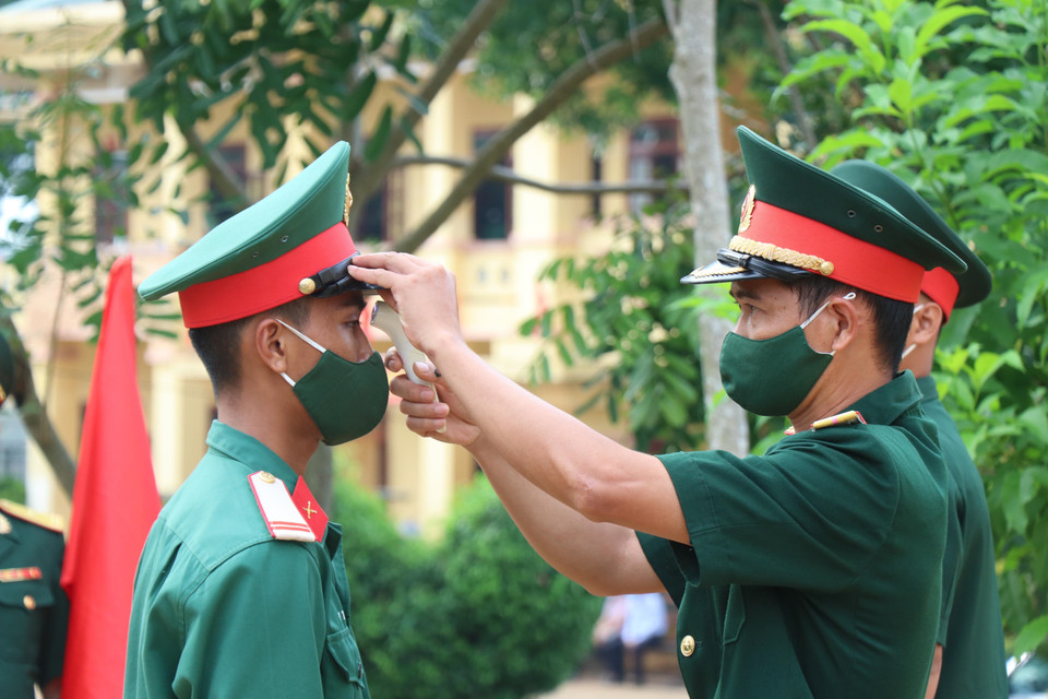 Kiểm tra y tế cử tri chiến sỹ tại Tiểu đoàn 303/e584, Bộ Chỉ huy Quân sự tỉnh Đắk Lắk bỏ phiếu sớm tại khu vực bỏ phiếu số 8, xã Hòa Xuân, thành phố Buôn Ma Thuột. (Ảnh: Tuấn Anh/TTXVN)