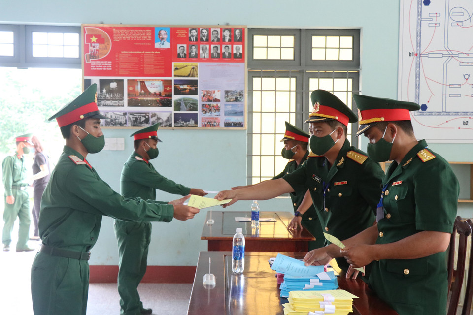 Cán bộ, chiến sỹ nhận phiếu bầu tại Tiểu đoàn 303/e584, Bộ Chỉ huy Quân sự tỉnh Đắk Lắk, khu vực bỏ phiếu số 8, xã Hòa Xuân, thành phố Buôn Ma Thuột. (Ảnh: Tuấn Anh/TTXVN)