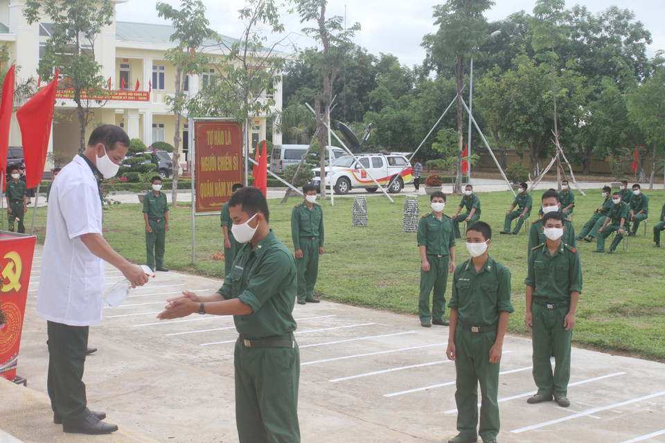 Kiểm tra y tế cán bộ, chiến sỹ Tiểu đoàn Huấn luyện và Cơ động 19 Bộ đội Biên phòng tỉnh Đắk Lắk tại khu vực bỏ phiếu số 13 xã Krông Na, huyện Buôn Đôn. (Ảnh: Anh Dũng/TTXVN)