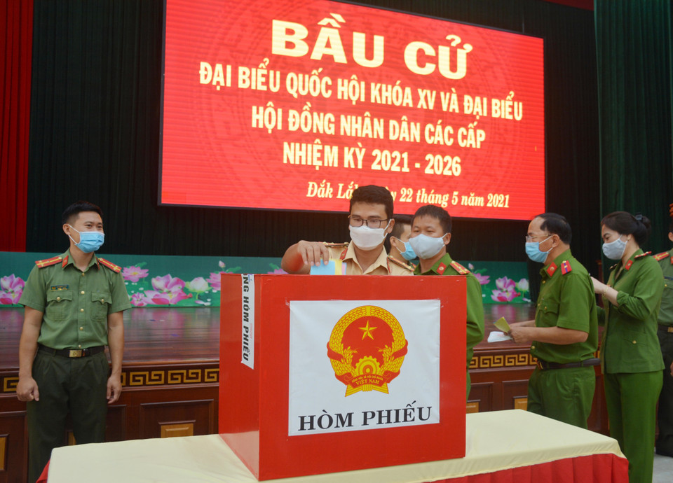 Cán bộ, chiến sỹ Công an tỉnh Đắk Lắk bỏ phiếu sớm tại khu vực bỏ phiếu số 13, phường Tự An, thành phố Buôn Ma Thuột. (Ảnh: Hoài Thu/TTXVN)