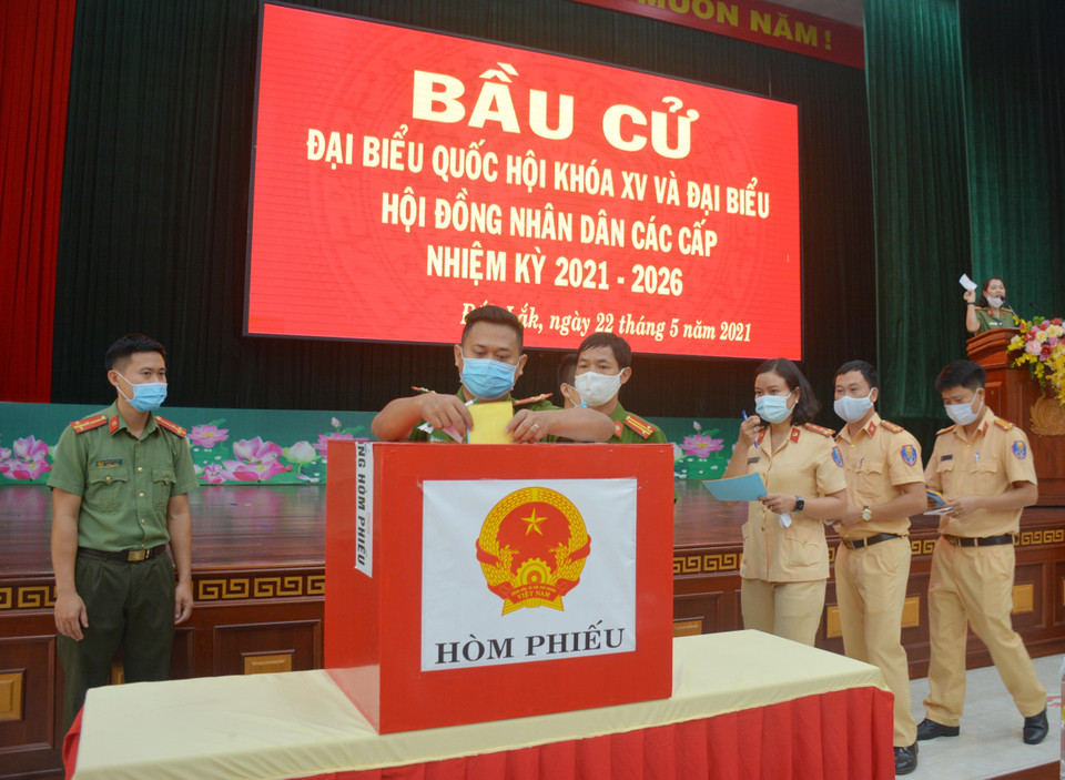 Cán bộ, chiến sỹ Công an tỉnh Đắk Lắk bỏ phiếu sớm tại khu vực bỏ phiếu số 13, phường Tự An, thành phố Buôn Ma Thuột. (Ảnh: Hoài Thu/TTXVN)