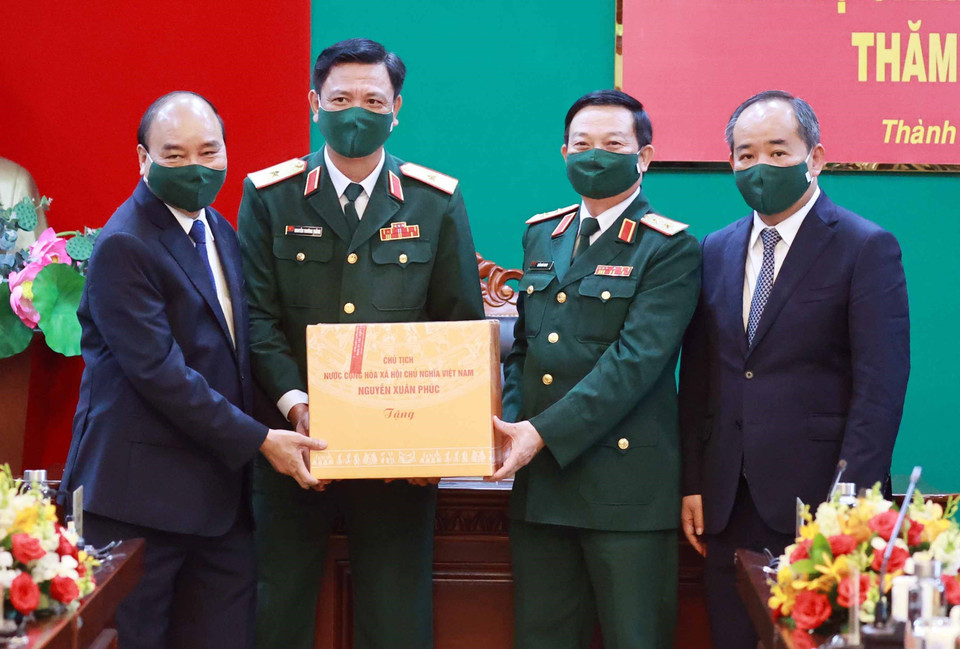 Chủ tịch nước Nguyễn Xuân Phúc, Chủ tịch Hội đồng Quốc phòng An ninh tặng quà cho Bộ Tư lệnh Quân khu 7. (Ảnh: Thống Nhất/TTXVN)