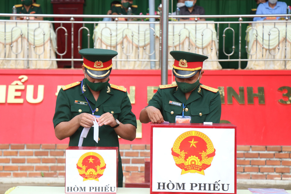 Khu vực bỏ phiếu số 8, xã Hòa Xuân, thành phố Buôn Ma Thuột tại Tiểu đoàn 303/e584, Bộ Chỉ huy Quân sự tỉnh Đắk Lắk làm thủ tục niêm phòng hòm phiếu trước khi bầu cử. (Ảnh: Tuấn Anh/TTXVN)