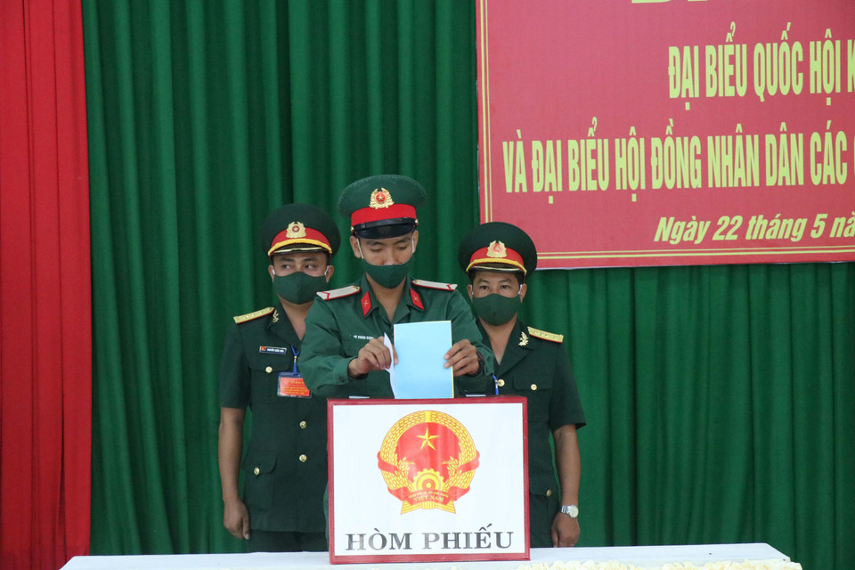 Cán bộ, chiến sỹ Tiểu đoàn 303/e584, Bộ Chỉ huy Quân sự tỉnh Đắk Lắk bỏ phiếu sớm tại khu vực bỏ phiếu số 8, xã Hòa Xuân, thành phố Buôn Ma Thuột. (Ảnh: Tuấn Anh/TTXVN)