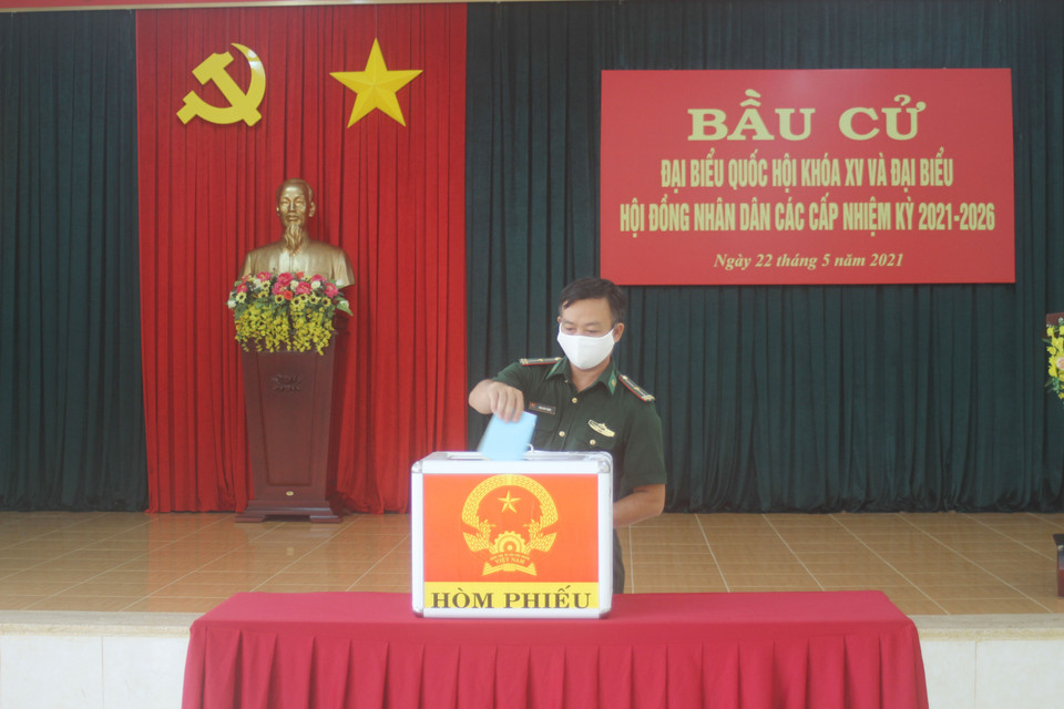 Cán bộ, chiến sỹ Tiểu đoàn Huấn luyện và Cơ động 19 Bộ đội Biên phòng tỉnh Đắk Lắk bỏ phiếu sớm tại khu vực bỏ phiếu số 13 xã Krông Na, huyện Buôn Đôn. (Ảnh: Anh Dũng/TTXVN)