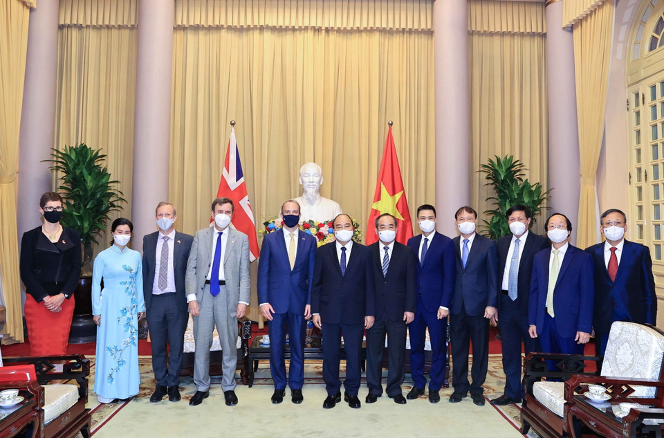 Trong khi đó, Bộ trưởng Dominic Raab bày tỏ ấn tượng trước những thành tựu kiểm soát dịch COVID-19 của Việt Nam, khẳng định Anh sẵn sàng đóng góp vaccine cho nỗ lực toàn cầu nhằm chiến thắng dịch bệnh. (Ảnh: Thống Nhất/TTXVN)