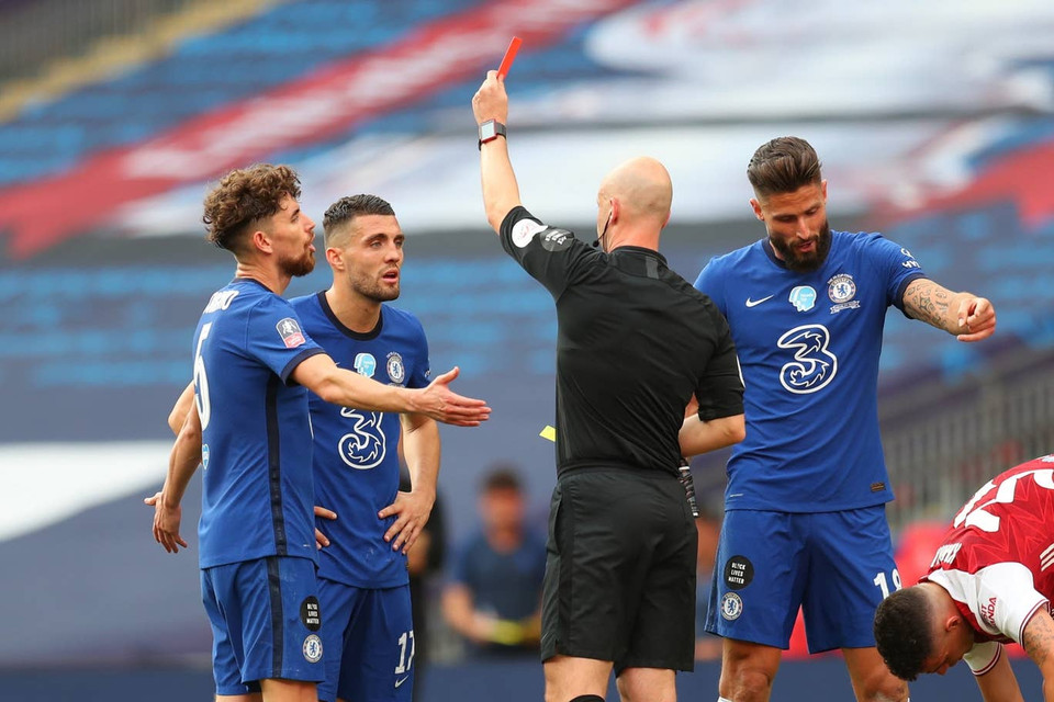 Bị dẫn trước, Chelsea còn chịu tổn thất khi Kovacic bị truất quyền thi đấu sau đó 5 phút.