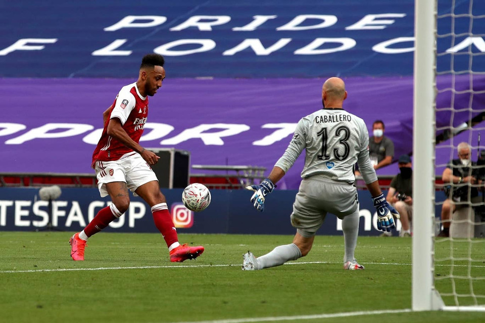 ...và Aubameyang một lần nữa điền tên mình lên bảng điện tử.