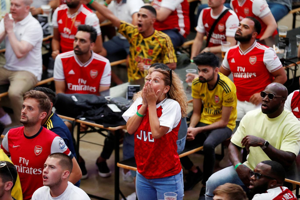 Các cổ động viên Arsenal lo lắng khi đội nhà bị dẫn trước.