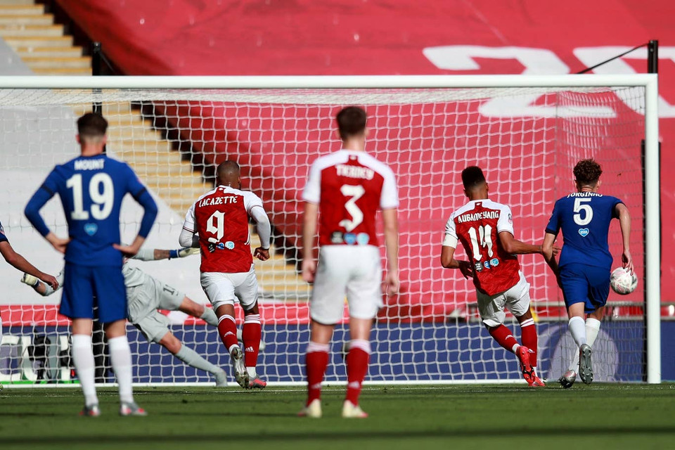 Trên chấm 11m, tiền đạo người Gabon không bỏ lỡ cơ hội ghi bàn gỡ hòa 1-1.