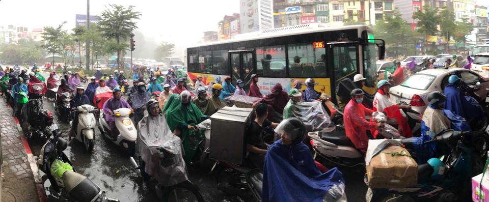 Mưa lớn gây ngập và tắc nghẽn giao thông ở đường Nguyễn Trãi. (Ảnh: Trọng Đạt/TTXVN)