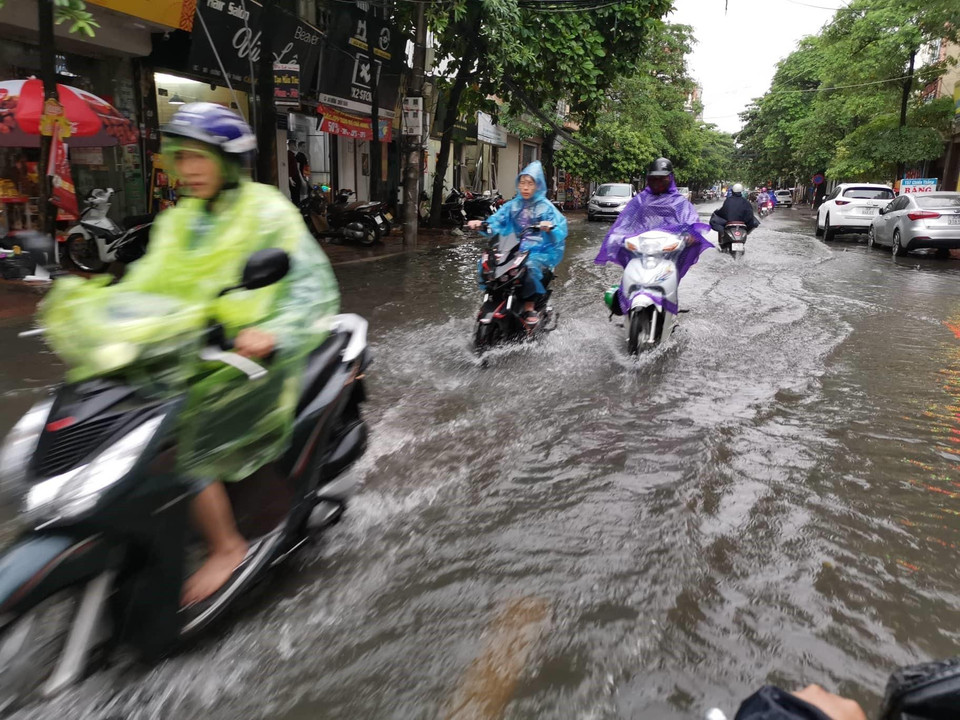 Mưa lớn gây ngập úng tại đường Chiến Thắng (quận Thanh Xuân). (Ảnh: Thành Đạt/TTXVN)